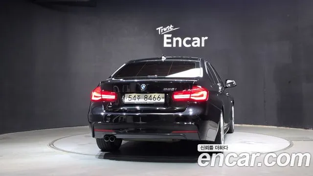 BMW 3-Series 2018 thumb 4