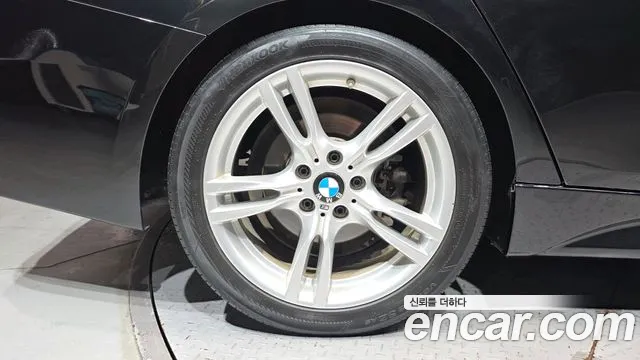 BMW 3-Series 2018 thumb 5