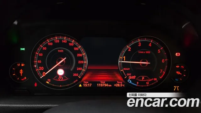 BMW 3-Series 2018 thumb 8