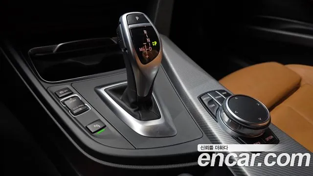 BMW 3-Series 2018 thumb 9
