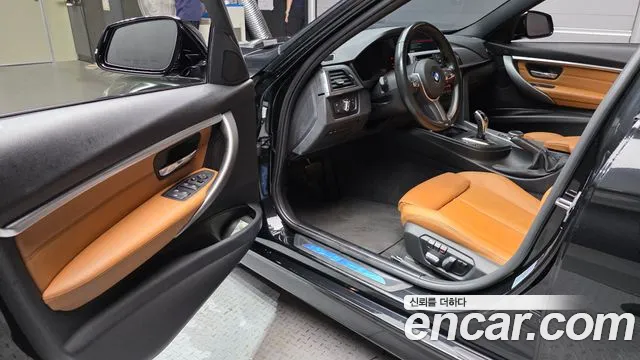 BMW 3-Series 2018 thumb 10