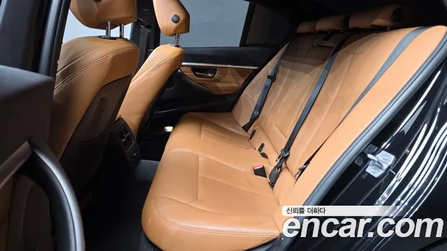 BMW 3-Series 2018 thumb 12