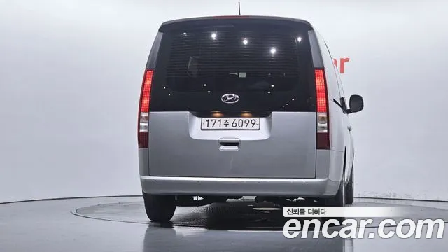 Hyundai Staria 2023 thumb 4