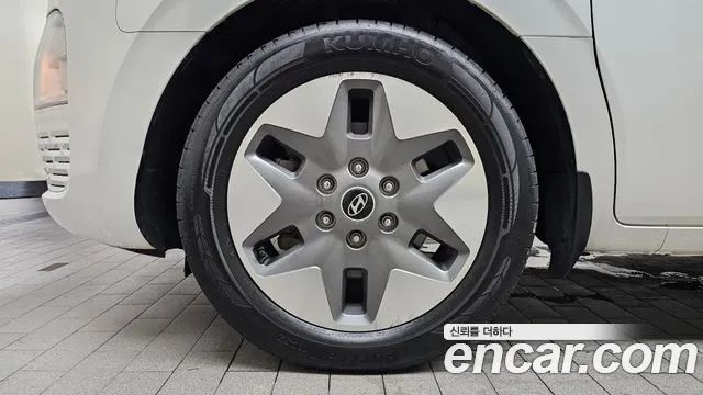 Hyundai Staria 2024 thumb 4