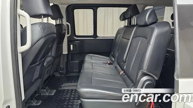 Hyundai Staria 2024 thumb 11