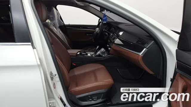 BMW 5-Series 2013 thumb 11