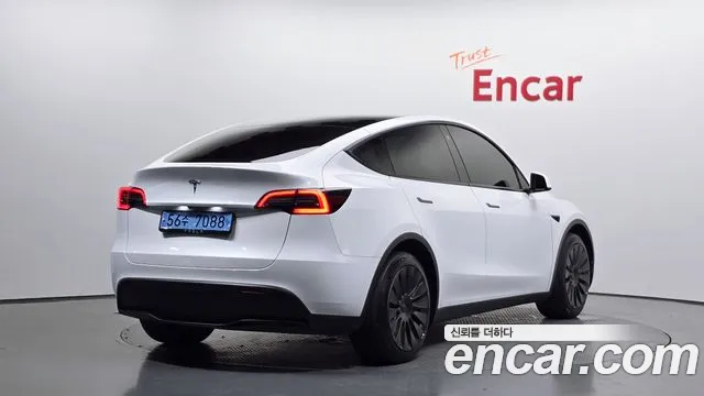 Tesla Model Y 2023 thumb 2