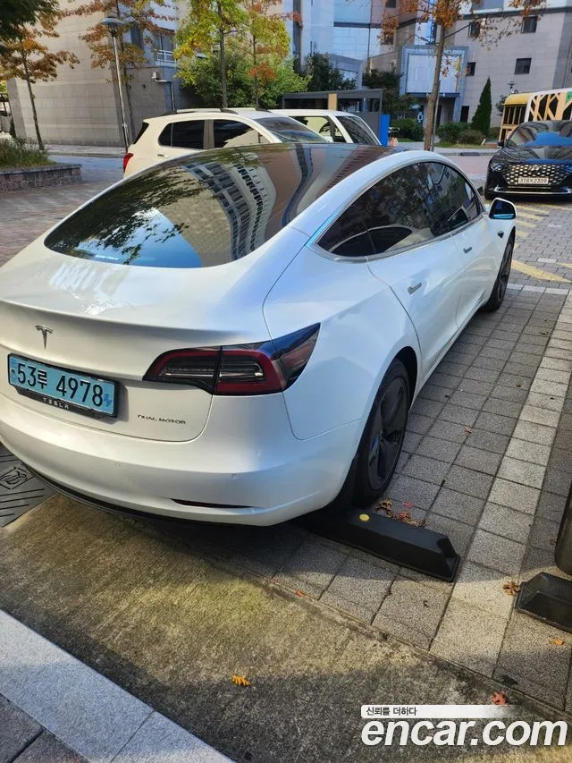 Tesla Model 3 2020 thumb 2