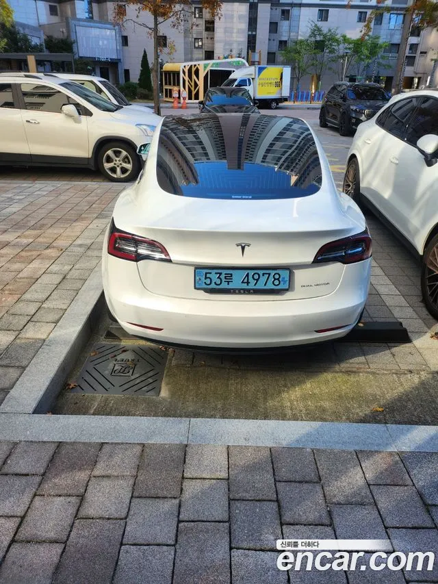Tesla Model 3 2020 thumb 4