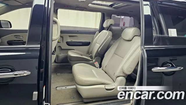Kia Carnival 2015 thumb 10