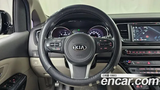 Kia Carnival 2015 thumb 12