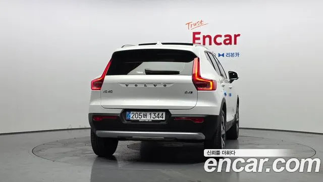 Volvo XC40 2025 thumb 3