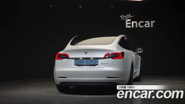 Tesla Model 3 2020 thumb 4