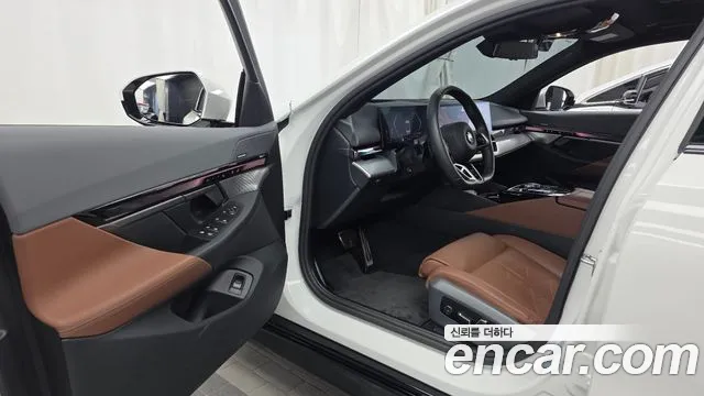 BMW 5-Series 2023 thumb 10