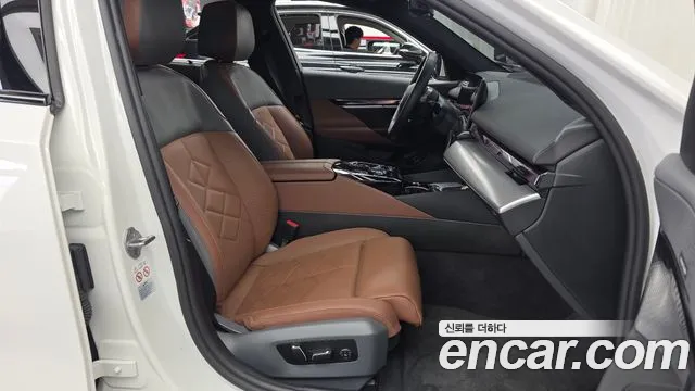 BMW 5-Series 2023 thumb 11