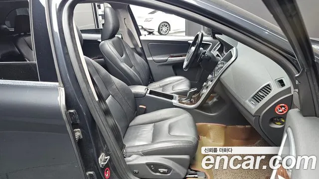 Volvo XC60 2015 thumb 10