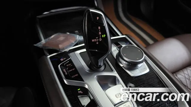 BMW 7-Series 2019 thumb 8