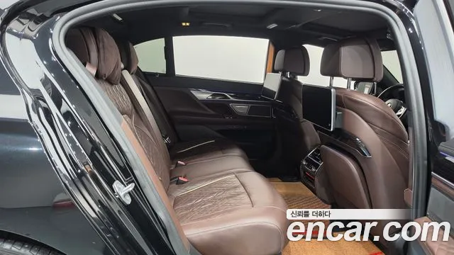 BMW 7-Series 2019 thumb 10