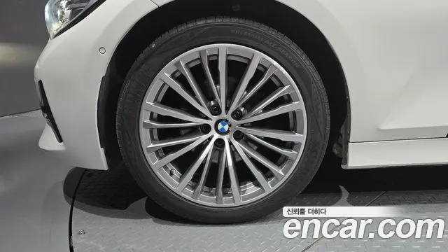 BMW 3-Series 2021 thumb 4