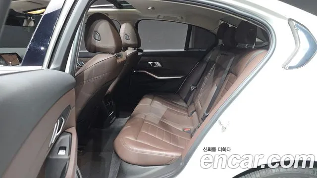 BMW 3-Series 2021 thumb 11