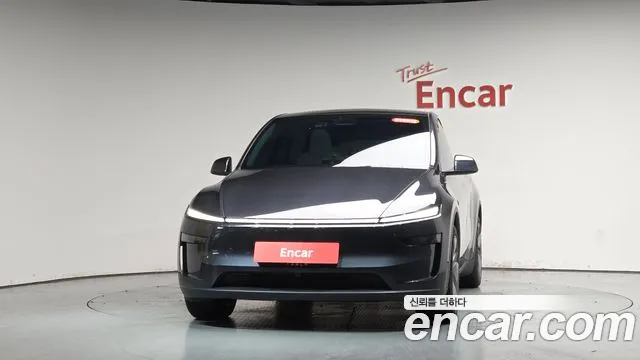 Tesla Model Y 2025 thumb 2
