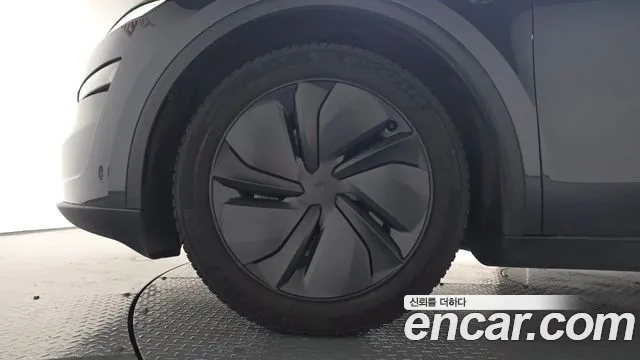 Tesla Model Y 2025 thumb 4