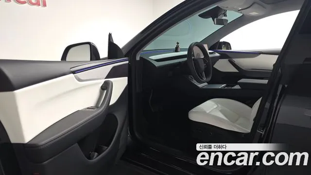 Tesla Model Y 2025 thumb 9