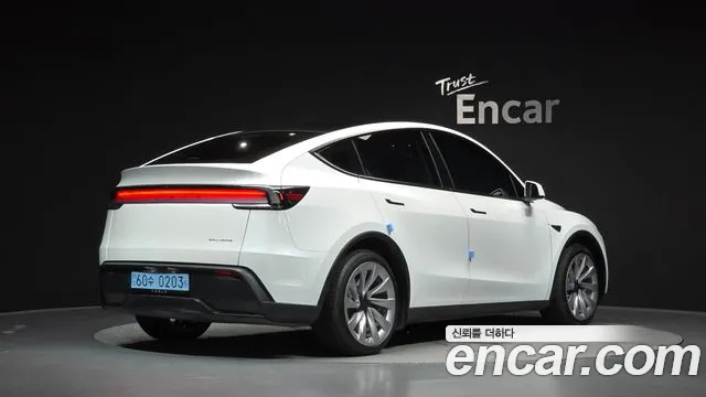 Tesla Model Y 2025 thumb 2