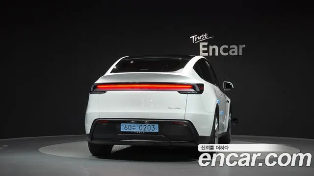 Tesla Model Y 2025 thumb 4