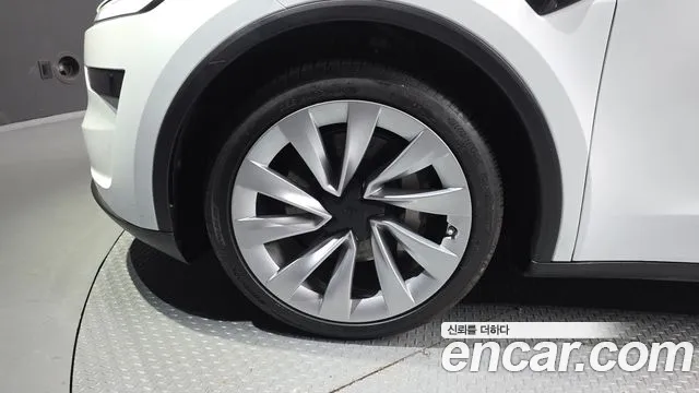 Tesla Model Y 2025 thumb 5