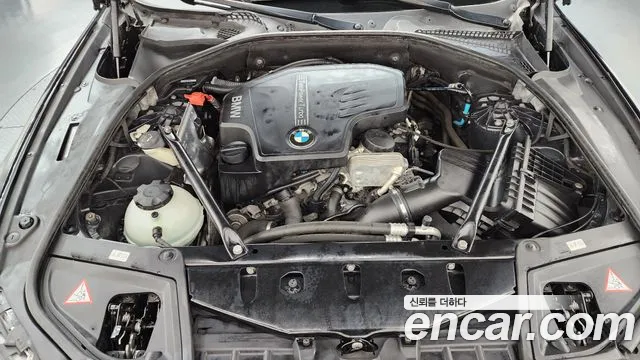 BMW 5-Series 2012 thumb 6