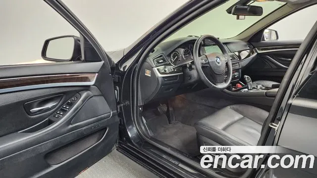BMW 5-Series 2012 thumb 10