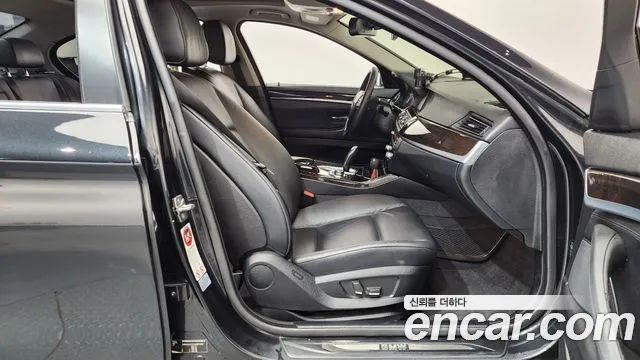 BMW 5-Series 2012 thumb 11