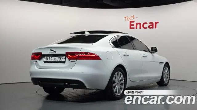 Jaguar XE 2017 thumb 2