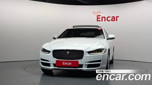 Jaguar XE 2017 thumb 3