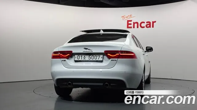 Jaguar XE 2017 thumb 4