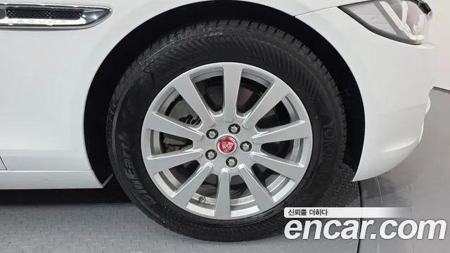 Jaguar XE 2017 thumb 5