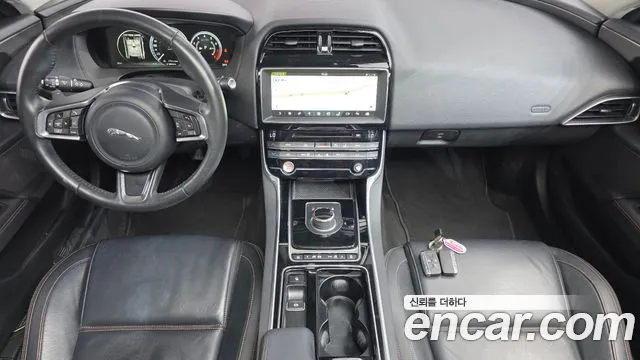 Jaguar XE 2017 thumb 7