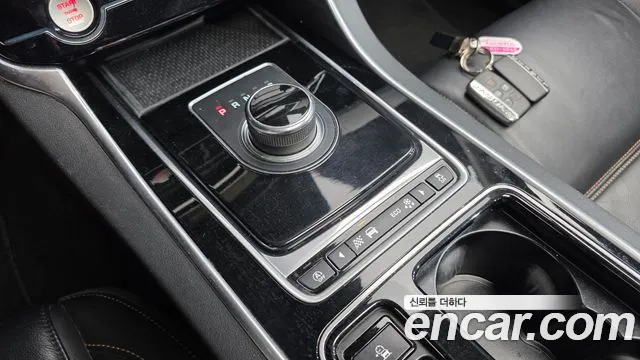 Jaguar XE 2017 thumb 9