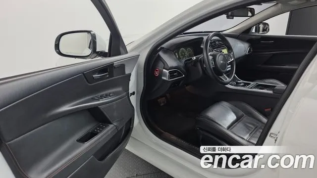 Jaguar XE 2017 thumb 10
