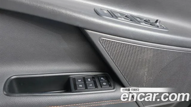 Jaguar XE 2017 thumb 11