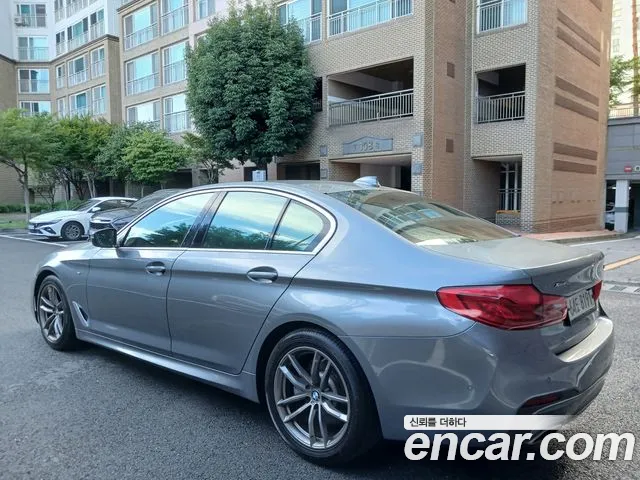BMW 5-Series 2019 thumb 3