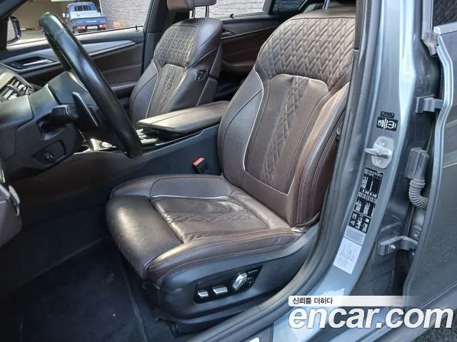 BMW 5-Series 2019 thumb 10