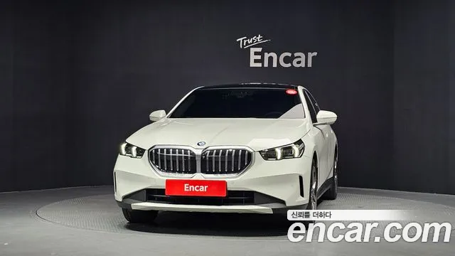 BMW 5-Series 2023 thumb 3