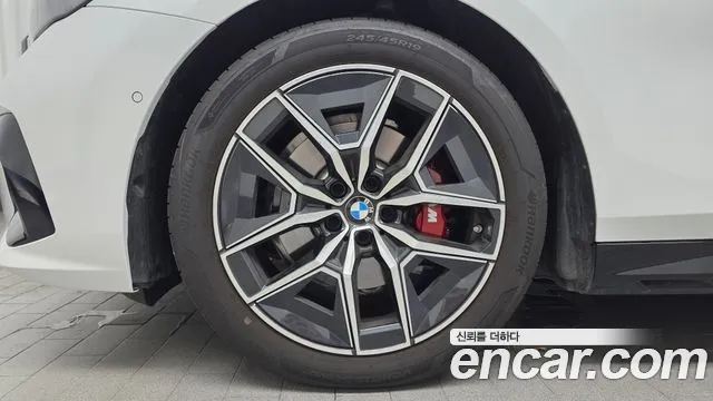BMW 5-Series 2025 thumb 4