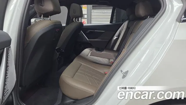 BMW 5-Series 2025 thumb 11