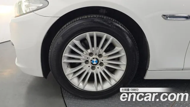 BMW 5-Series 2015 thumb 4