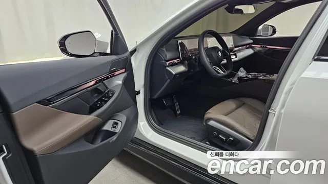 BMW 5-Series 2025 thumb 9