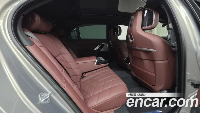 BMW 7-Series 2025 thumb 11