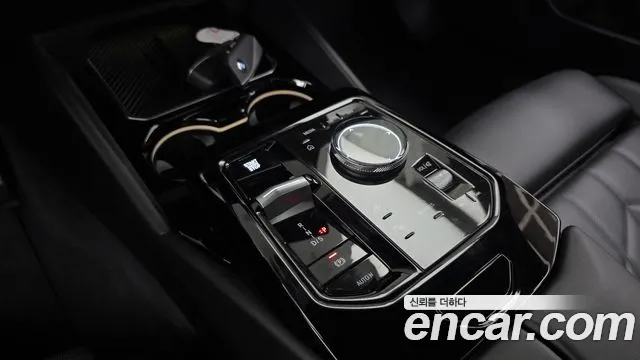 BMW 5-Series 2025 thumb 9